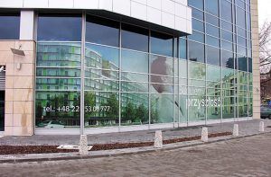 Oklejanie szyb folią - okna biura Warszawa